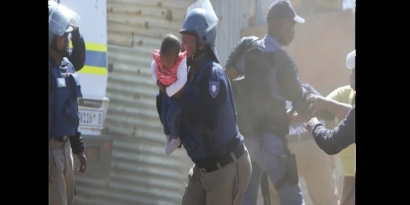 Afrique du Sud: En guise de protestation, il jette son bébé d’un toit (photos)