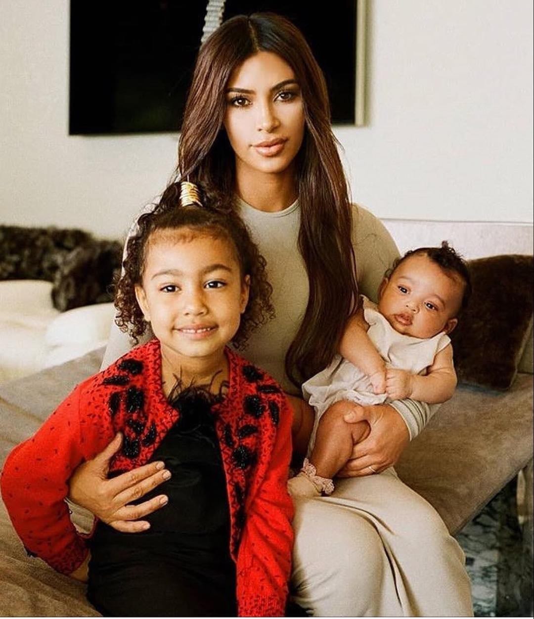 People: Kim Kardashian enflamme la toile sur ce cliché avec ses deux enfants (photo)