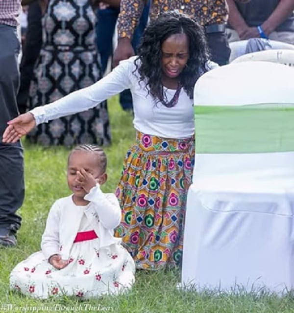 Kenya: Une fillette de 3 ans à genou, en larmes alors qu'elle prie et adore Dieu