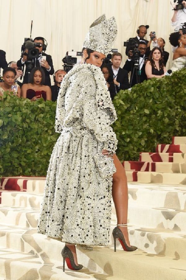 MET Gala 2018: Rihanna imite la tenue du pape (PHOTOS)