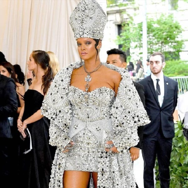 MET Gala 2018: Rihanna imite la tenue du pape (PHOTOS)