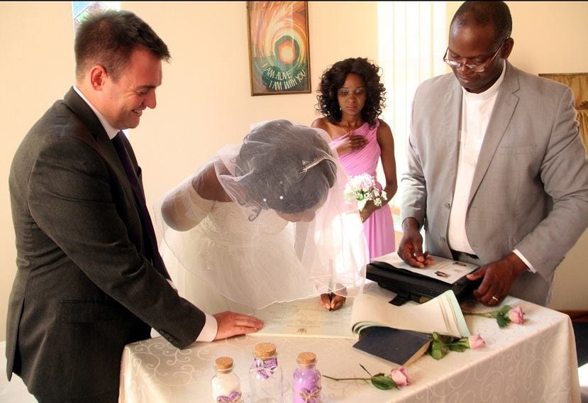 Zimbabwe : Son bras arraché par un crocodile, elle se marie à l’hôpital