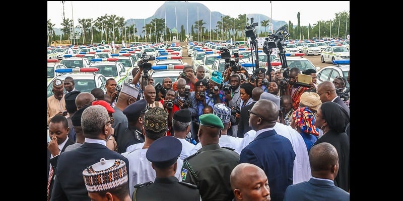Nigeria : Le milliardaire Aliko Dangote offre 150 véhicules de patrouille à la police (photos)
