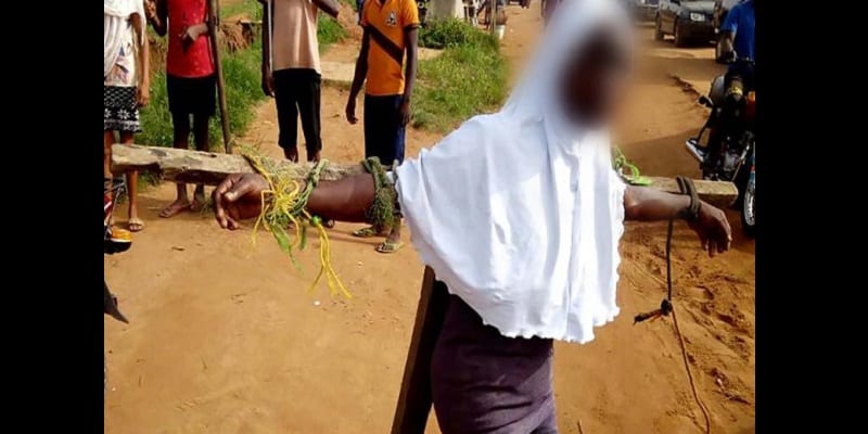 Nigeria: Des élèves attachés à des crucifix et battus pour être venus en retard à l'école (photos)