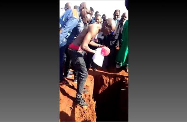 5b3e3fe389528 - Afrique du Sud: un homme enterré avec de la bière, de l’argent, et des téléphones portables (PHOTOS)