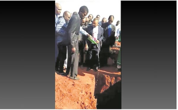 5b3e40083dc1b - Afrique du Sud: un homme enterré avec de la bière, de l’argent, et des téléphones portables (PHOTOS)