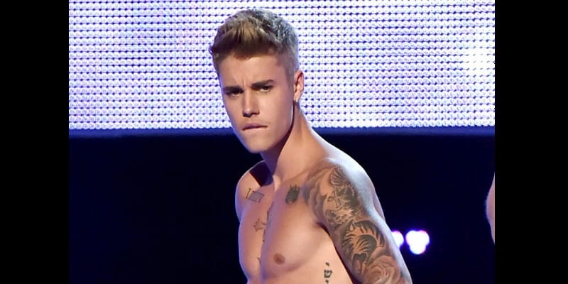 Justin Bieber 920x584 - People: Top 15 des célébrités interdites de séjour dans certains pays (photos)