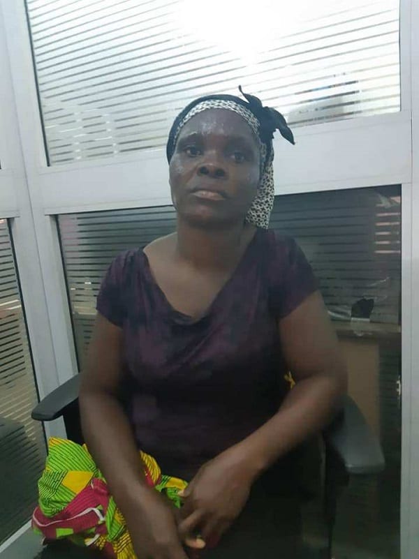 Woman beaten - Ghana: Un policier tabasse une femme portant un bébé dans une banque (VIDÉO)
