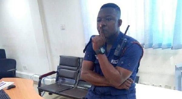 fred Amanor - Ghana: Un policier tabasse une femme portant un bébé dans une banque (VIDÉO)