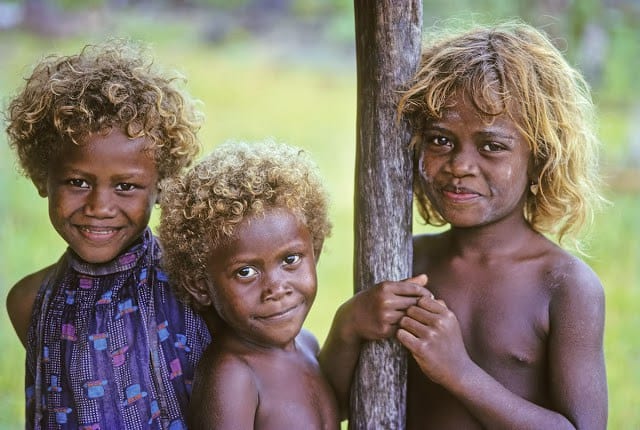 Incroyable: Voici les Mélanésiens, peuple noir et blond d’Australie (Photos)