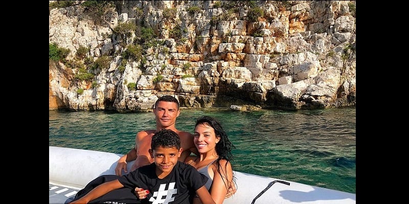 Cristiano Ronaldo : ce baiser passionnant avec Georgina Rodriguez qui enflamme la toile (photos)