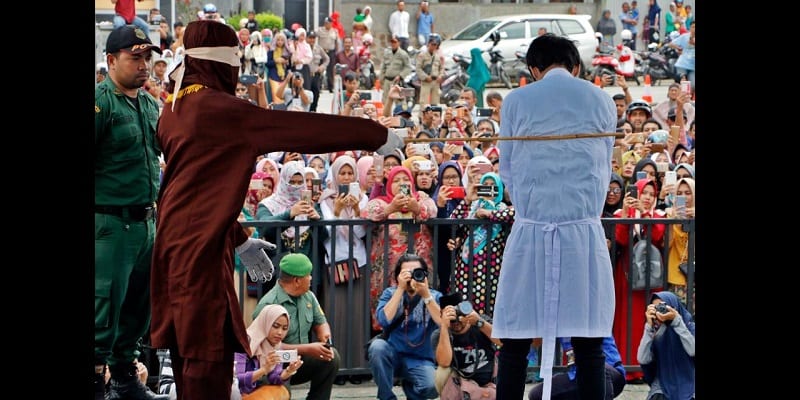Indonésie : Des couples et des « prostituées » fouettés publiquement (photos)