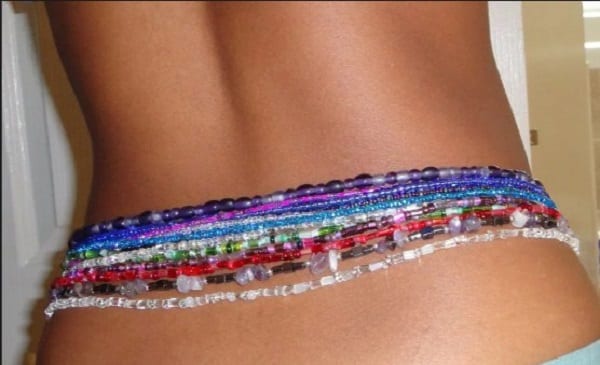 6 raisons pour lesquelles la femme africaine devrait porter des perles à la hanche