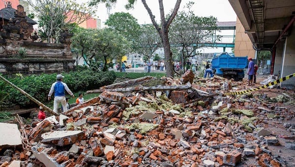 Indonésie: Plus de 90 morts et des centaines de blessés après un tremblement de terre