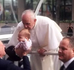 Un bébé atteint d'une tumeur au cerveau miraculeusement guéri après un baiser du pape François (photos)