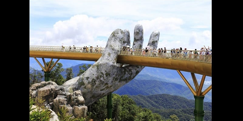 Golden Bridge: Le pont soutenu par des mains géantes qui affole la toile (vidéo)