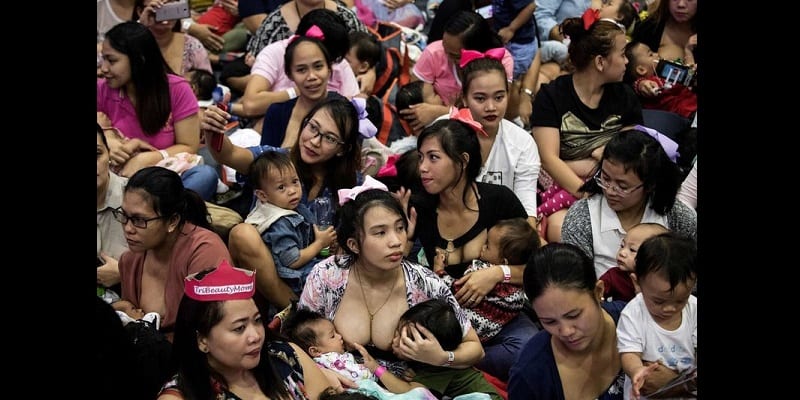 Philippines : Des centaines de femmes allaitent leurs bébés en public. La raison! (photos)