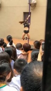 Chine/rentrée scolaire : Une école embauche des danseuses de poteau pour accueillir les enfants (photos)