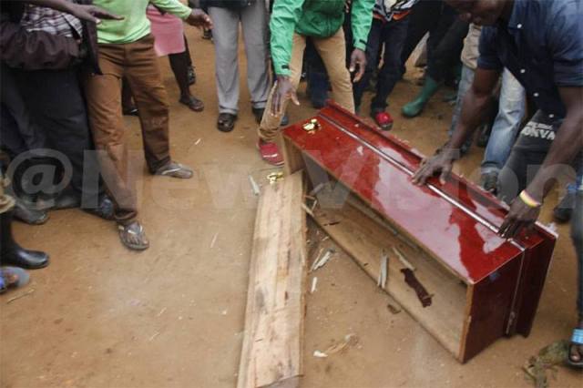 Zambie: Un père simule la mort de son fils avec du bois dans le cercueil