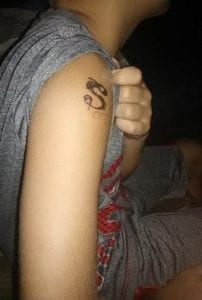 États-Unis :Un enfant de 10 ans se fait tatouer et sa mère est arrêtée (photo)