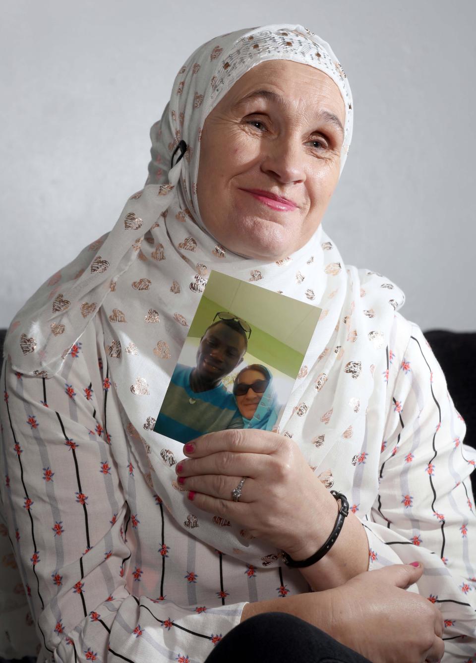 Elle abandonne ses 9 enfants, se convertit Ã  l'islam, et Ã©pouse son amant gambien (photos)