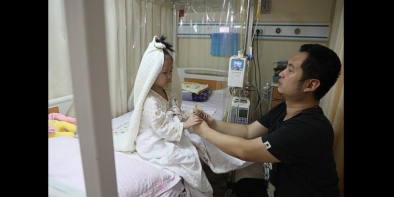 Chine : Un père « épouse » sa fille malade de 4 ans pour réaliser son dernier souhait (photos)
