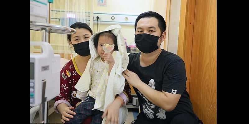 Chine : Un père « épouse » sa fille malade de 4 ans pour réaliser son dernier souhait (photos)