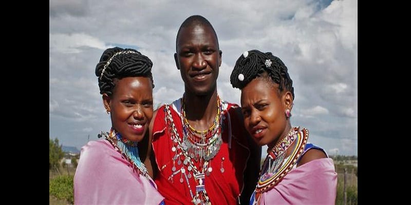 KenyaÂ : Un jeune homme Ã©pouse deux Ã©tudiantes le mÃªme jour (photos)