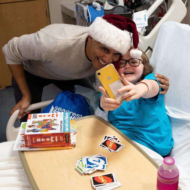 USA: Obama déguisé en père Noël pour offrir les cadeaux aux malades