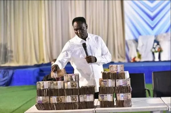 Nigeria: un pasteur distribue de lâ??argent Ã  ses fidÃ¨les pour NoÃ«l