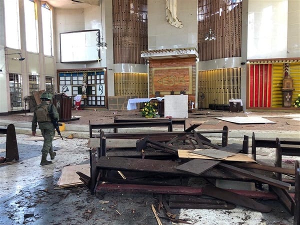 Philippines: double attentat contre une église catholique durant la messe. Le Pape François réagit!