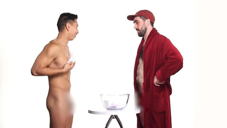 4 hommes se mettent nus pour comparer la taille de leur pénis-Photos