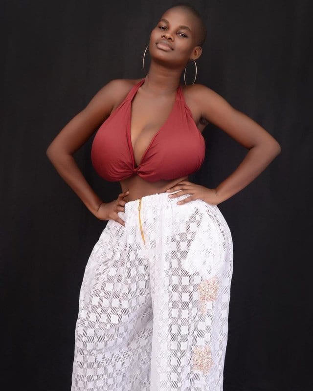 Watara 05 - Pamela Watara: La fille aux seins les plus gros du Ghana-Photos