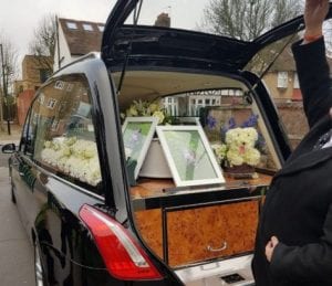 Elle dépense plus de 4 000 £ pour les funérailles de son chien (photos)