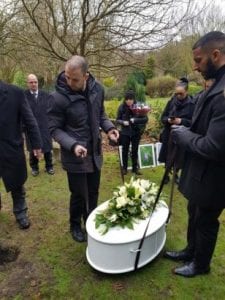 Elle dépense plus de 4 000 £ pour les funérailles de son chien (photos)