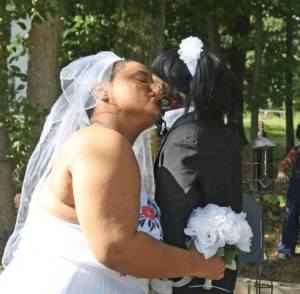 Elle épouse sa poupée zombie et fait de troublantes révélations (photos)