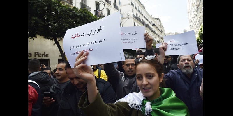 Algeriens-manifestent-contre-candidature-president-Abdelaziz-Bouteflika-5e-mandat-24-fevrier-2019-Alger_0_729_503