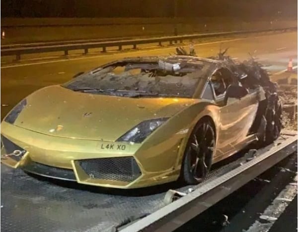 Photos: La Lamborghini en or d’un homme explose une heure après le service au garage