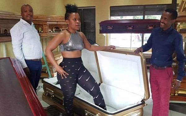 VIDEO: La nudiste sud-africaine, Zodwa prépare sa mort en choisissant son cercueil