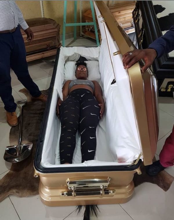 VIDEO: La nudiste sud-africaine, Zodwa prépare sa mort en choisissant son cercueil