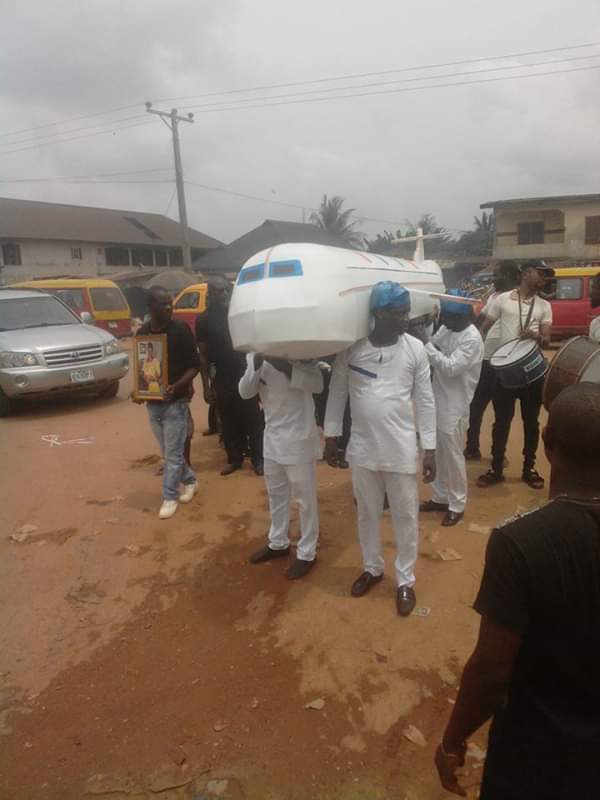 Nigeria : un homme enterré dans un cercueil en forme d'avion (Photos)