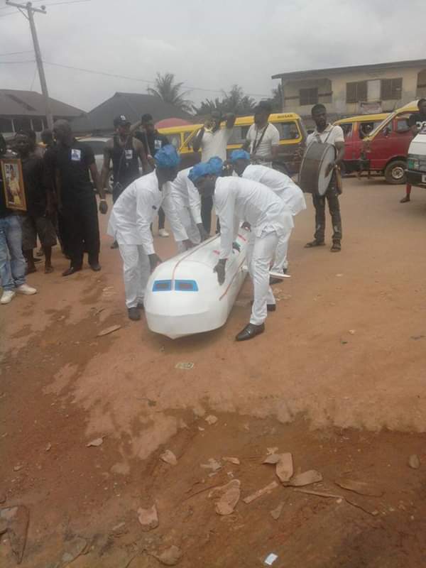 Nigeria : un homme enterrÃ© dans un cercueil en forme d'avion (Photos)