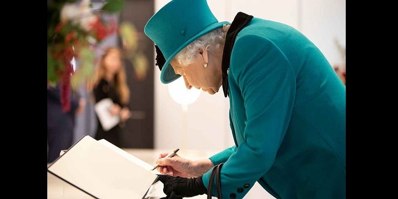 why-the-queen-has-two-signatures-t