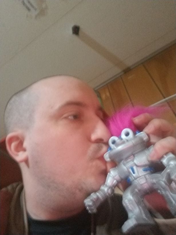 Un homme en relation avec un robot surprend sa famille avec sa décision (photos)