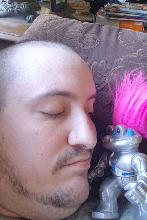 Un homme en relation avec un robot surprend sa famille avec sa décision (photos)