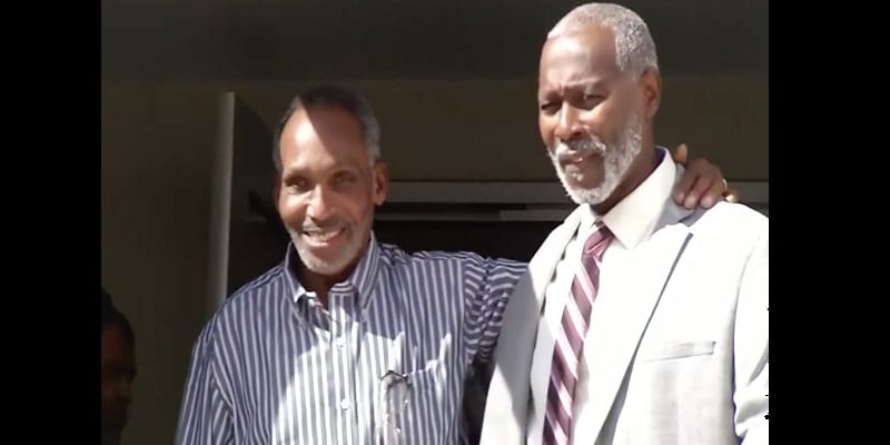Deux hommes libérés après 43 ans de prison pour un meurtre qu'ils n'ont jamais commis (photos)