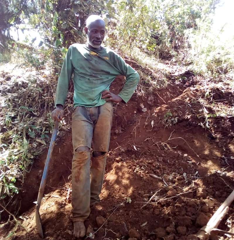 Kenya : Il creuse une route Ã  mains nues pour les villageois (photos)