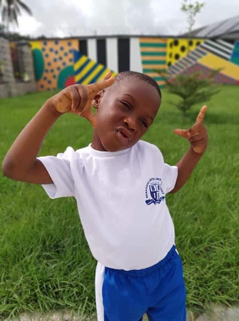 Traité de sorcier et abandonné, Hope represente aujourd'hui son école dans une course de 100 mètres (photos)