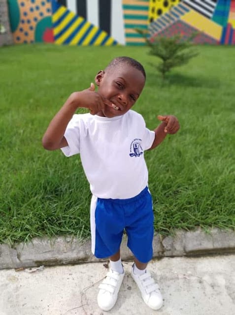 Traité de sorcier et abandonné, Hope represente aujourd'hui son école dans une course de 100 mètres (photos)