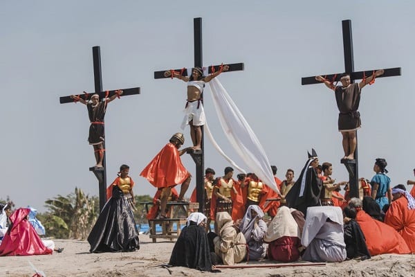 Philippines: Plusieurs fidèles, dont une femme cloués sur des croix (Photos)